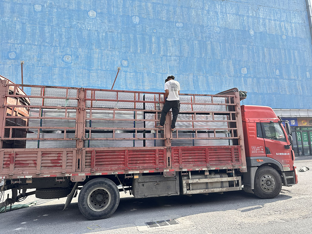 2023年9月14日 發(fā)往安慶光彩大市場(chǎng)的輕鋼龍骨裝車中|安慶輕鋼龍骨批發(fā)