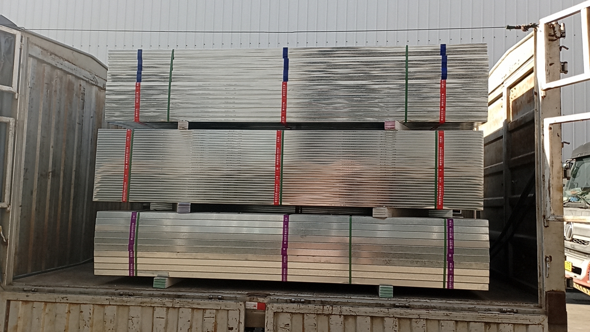 “贊龍”牌輕鋼龍骨，專(zhuān)業(yè)制造，品質(zhì)保證！